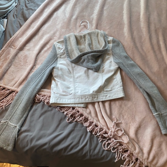 Trendy jean jacket ! - Picture 4 of 5